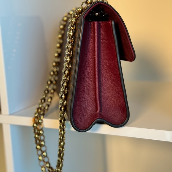 LOUIS VUITTON Victoire Monogram - Picture 9 of 11